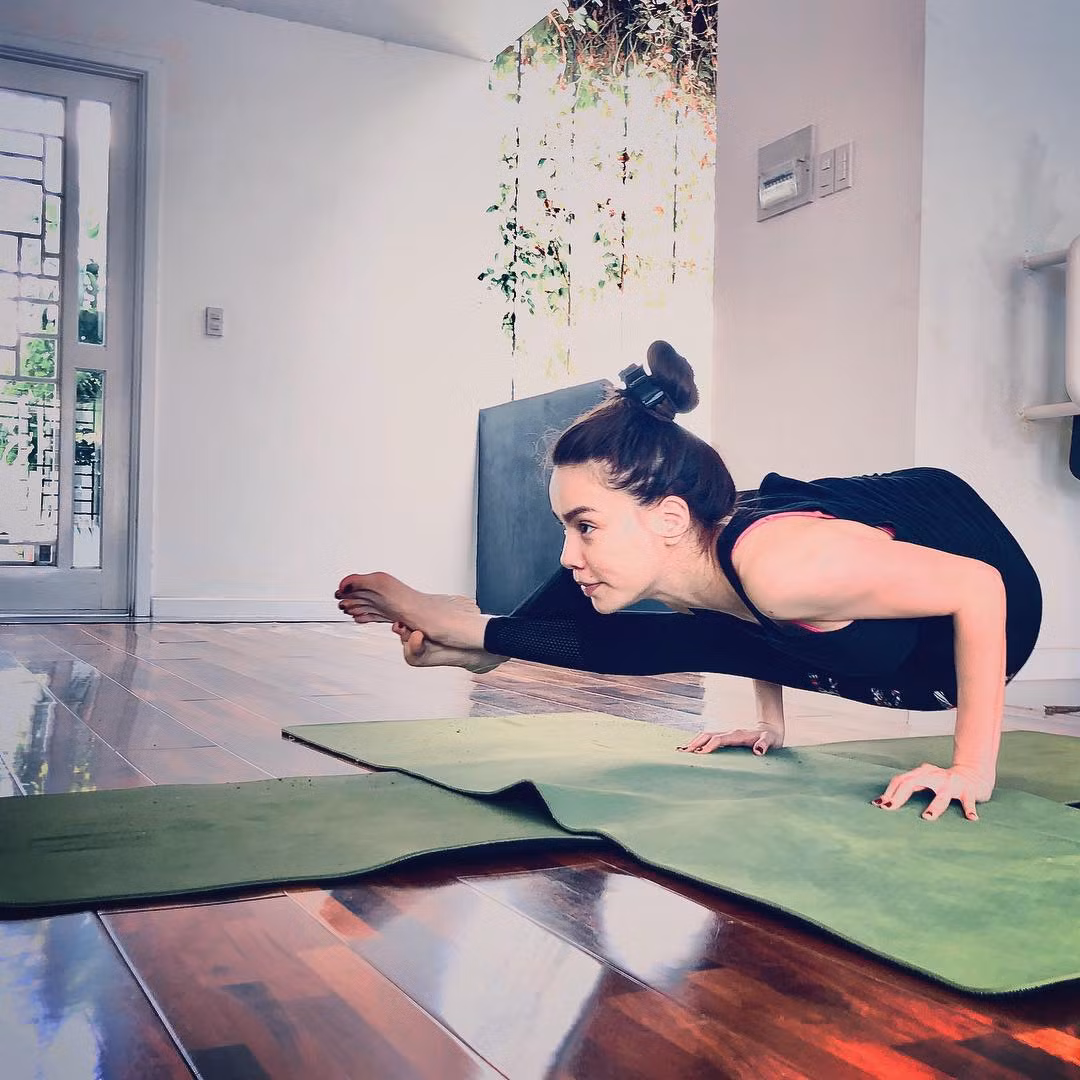 Đăng ảnh tạo dáng yoga độ khó cao, Hồ Ngọc Hà bị chê ‘giống đàn ông’ ảnh 4