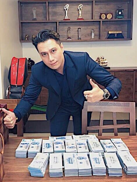 Việt Anh khoe bàn đầy tiền sau khi bị dân mạng chê bai nhan sắc thẩm mỹ ảnh 2