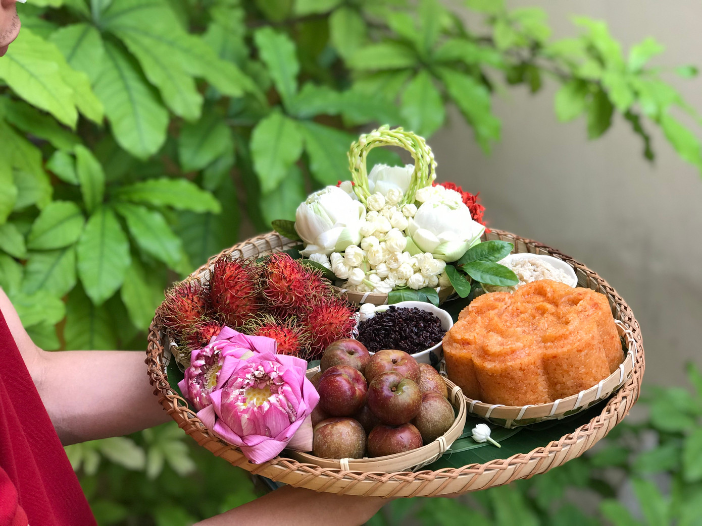 Mâm lễ Tết Đoan ngọ có giá lên đến tiền triệu vẫn hút khách (Ảnh: NVCC).