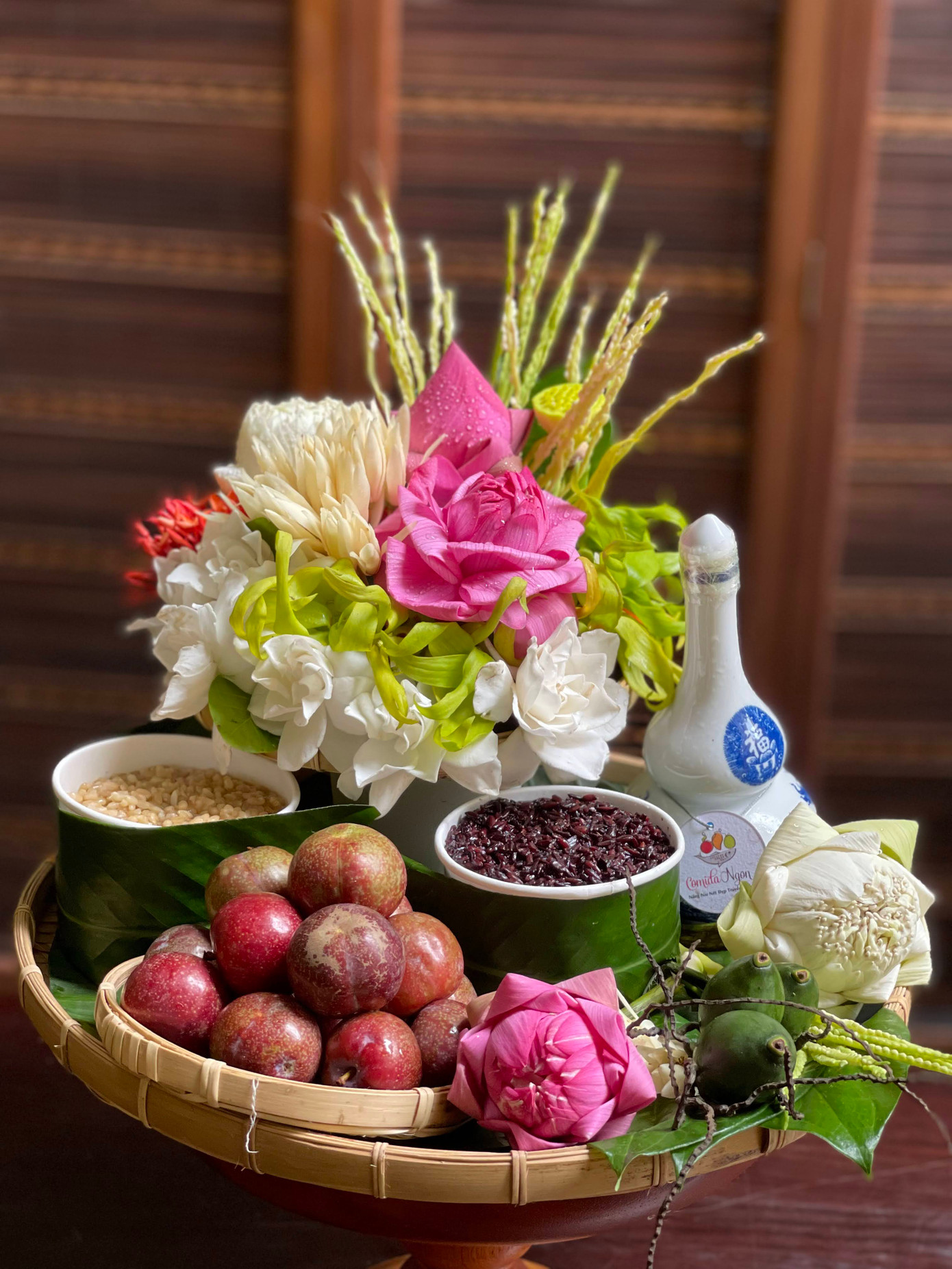 Điểm nhấn của mâm lễ là ở phần hoa quê được cắm nghệ thuật rất đẹp mắt (Ảnh: NVCC).