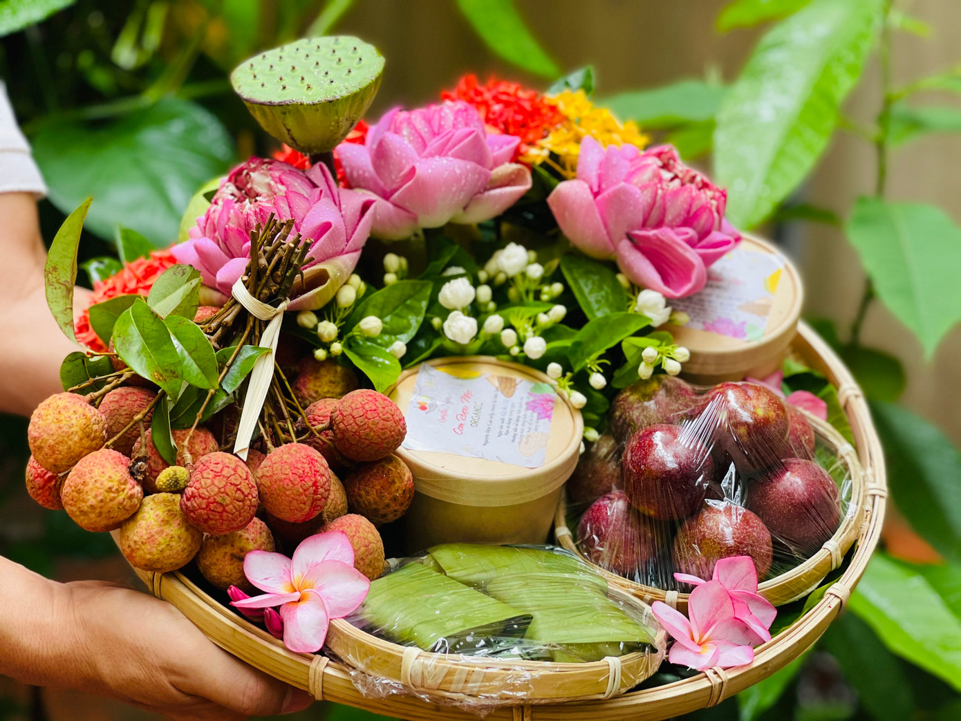 Nhiều cửa hàng đơn hàng đặt mâm lễ lớn, cao điểm lên đến 400-500 đơn. (Ảnh: NVCC)