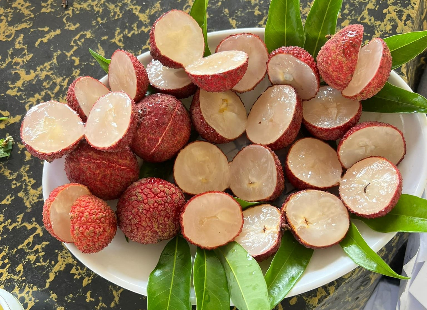 Vải ngọc không hạt ngọt thanh, giòn, cùi dày, lại không bị sâu đầu nên được khách hàng săn lùng dù giá cao vút (Ảnh: Vải ngọc không hạt).