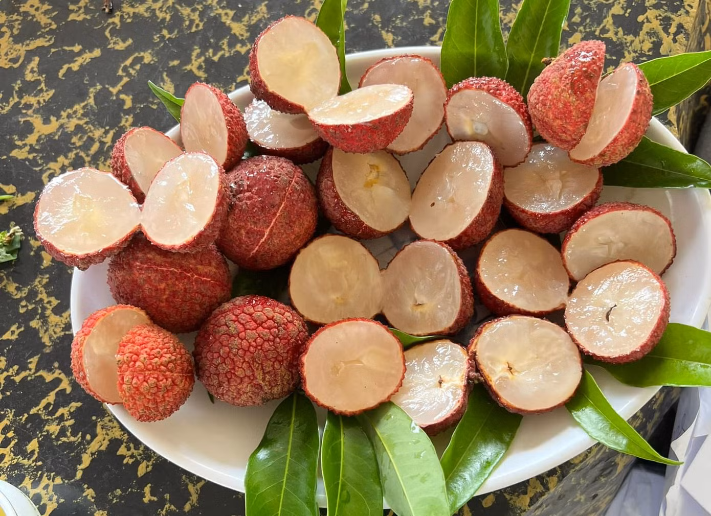 Vải ngọc không hạt ngọt thanh, giòn, cùi dày, lại không bị sâu đầu nên được khách hàng săn lùng dù giá cao vút (Ảnh: Vải ngọc không hạt).