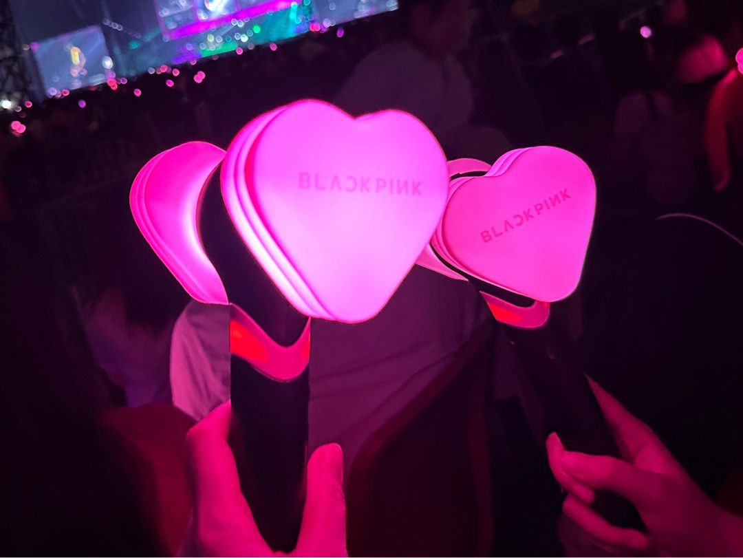 Lightstick - vật dụng phát sáng dùng để cổ vũ cho thần tượng và giúp tạo hiệu ứng cho buổi biểu diễn. Lightstick của Black Pink có hình chiếc búa hồng (Ảnh: Carousell). Lightstick - vật dụng phát sáng dùng để cổ vũ cho thần tượng và giúp tạo hiệu ứng cho buổi biểu diễn. Lightstick của Black Pink có hình chiếc búa hồng (Ảnh: Carousell).