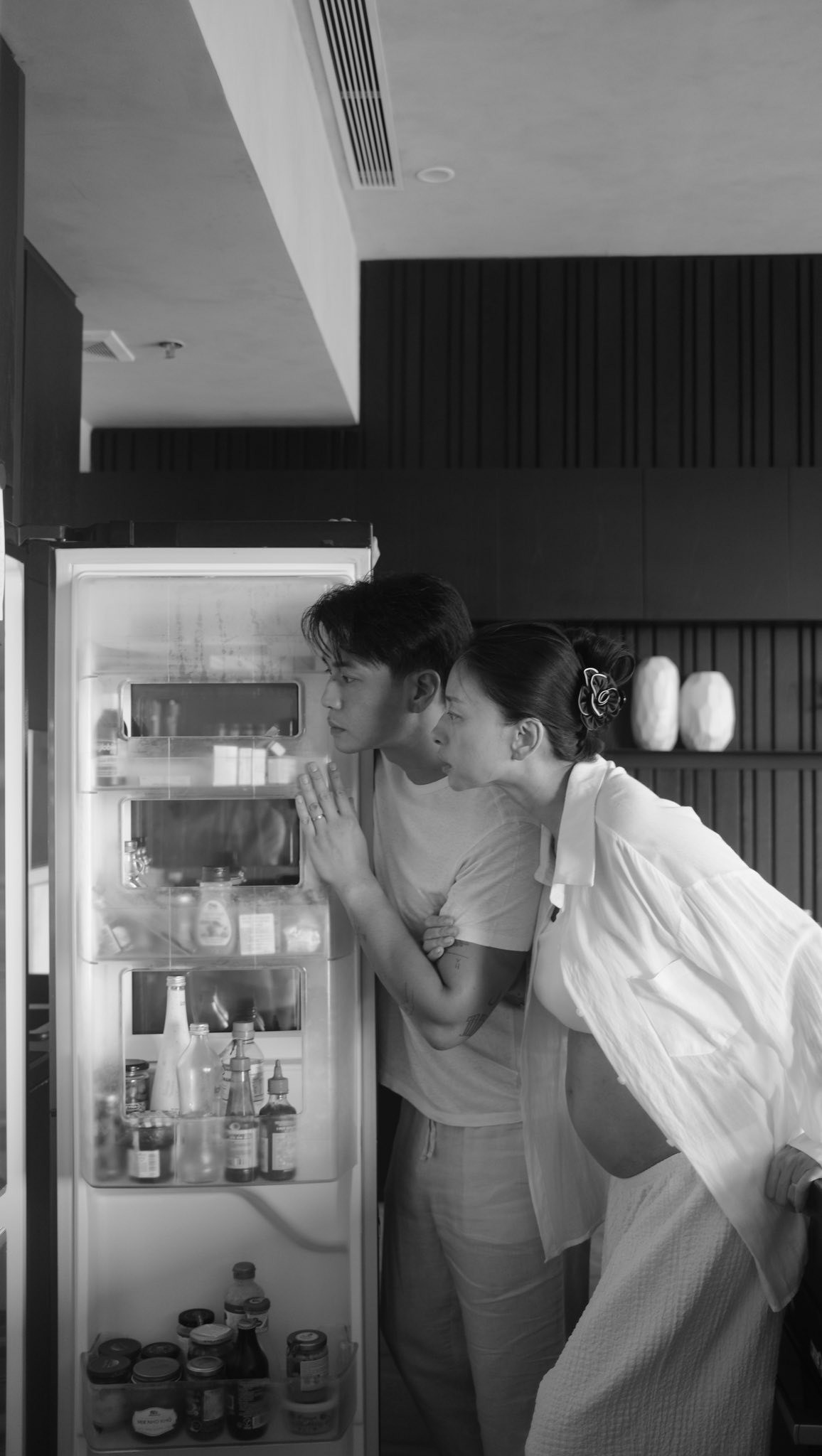 Trưa 1/6, Ngô Thanh Vân chia sẻ bộ ảnh về khoảnh khắc đời thường giữa cô và chồng, Huy Trần, trong thời gian thai kỳ. Cô gây chú ý với lời nhắn dành cho em bé chưa chào đời nhân dịp Quốc tế Thiếu nhi đầu tiên của cô trong vai trò người mẹ: &quot;Chào mừng sự có mặt của con trong cuộc đời ba mẹ. Thời gian qua cơ thể mẹ như đi tàu lượn siêu tốc với đủ thứ tình huống ngược xuôi mà mẹ chưa từng trải qua. Da dẻ mẹ khô khan, sần sùi, bụng nứt nẻ, tóc rụng đi, rồi cơ thể đau nhức&quot;.