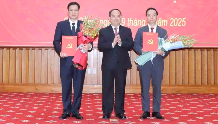 Bí thư Tỉnh ủy Quản Minh Cường trao quyết định và tặng hoa chúc mừng các Phó Bí thư Tỉnh ủy Vũ Hồng Quang (trái) và Lê Hải Hòa. Bí thư Tỉnh ủy Quản Minh Cường trao quyết định và tặng hoa chúc mừng các Phó Bí thư Tỉnh ủy Vũ Hồng Quang (trái) và Lê Hải Hòa.