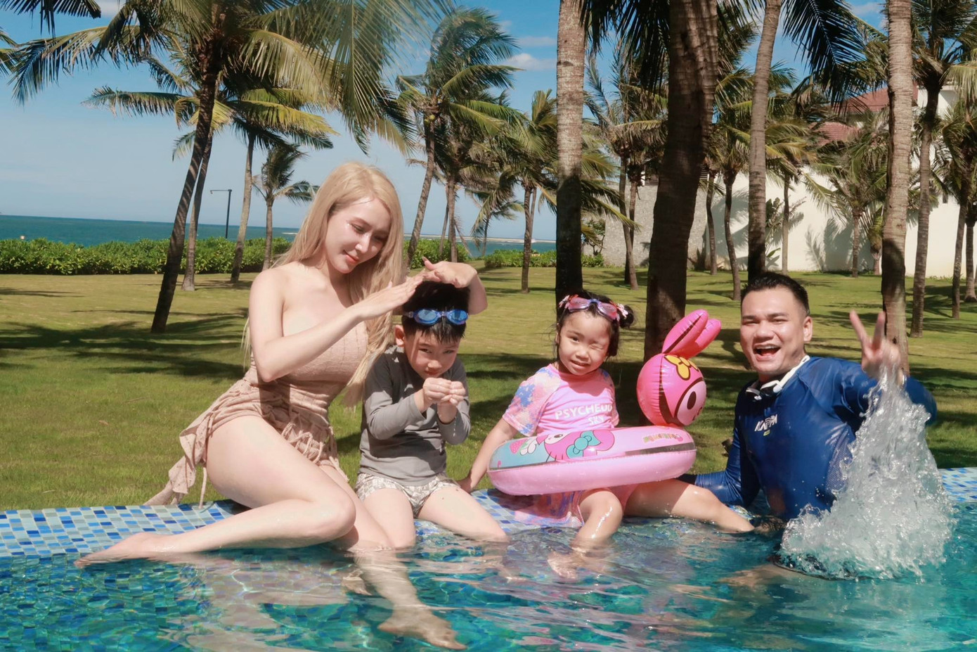 Ca/nhạc sĩ Khắc Việt dành ngày Quốc tế Thiếu nhi bên vợ, DJ Thảo Bebe, cùng con trai và con gái. Hai em bé nhà giọng ca Yêu lại từ đầu là cặp sinh đôi long - phượng, chào đời vào tháng 10/2020, có tên gọi thân mật là Dừa và Đu Đủ.