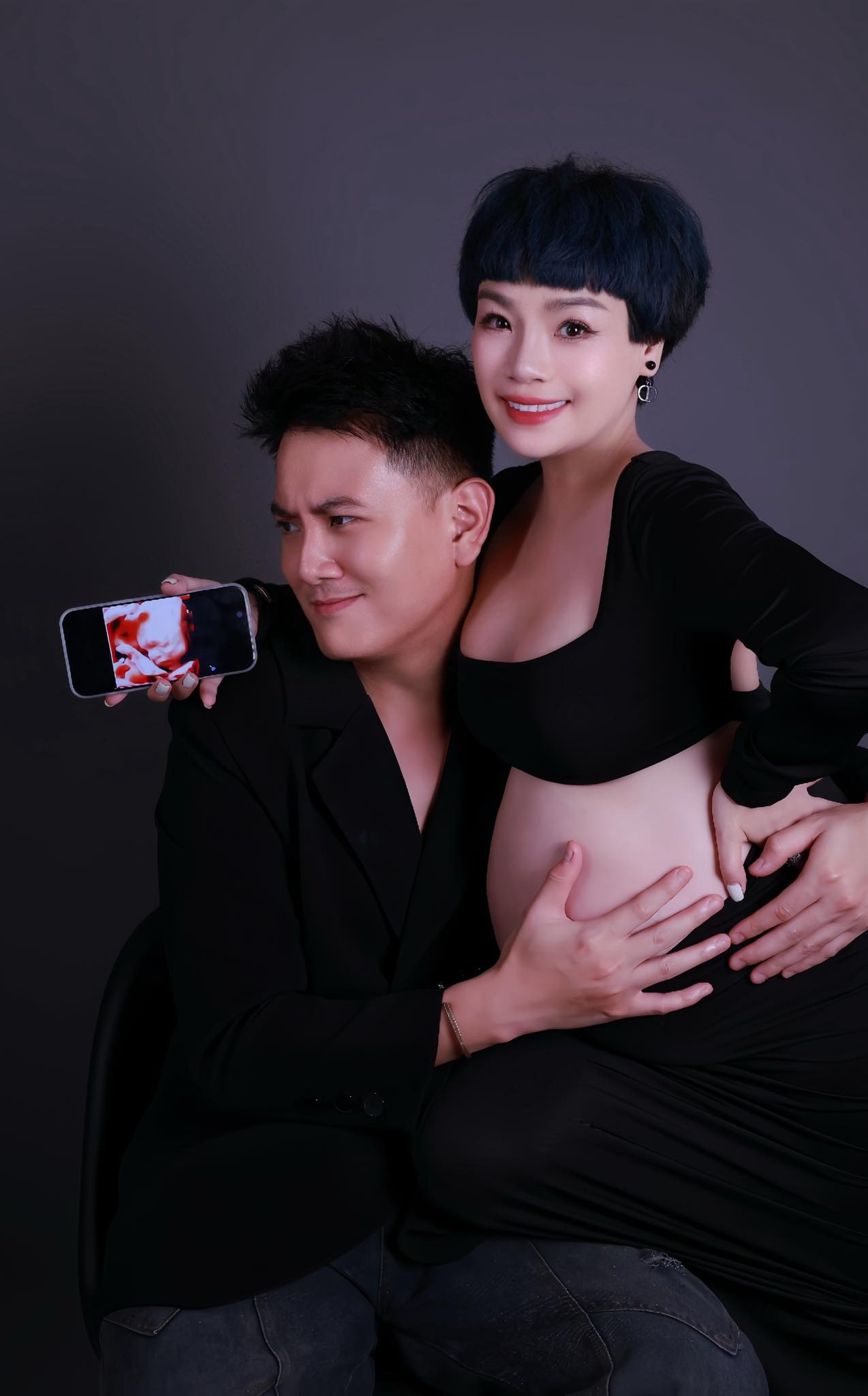 Nhân Quốc tế Thiếu nhi, ca sĩ Ngọc Khuê thông báo tin mang thai 30 tuần với bạn trai kém tuổi, nhà sản xuất âm nhạc Huy Ngô. Chuyện tình cảm của cặp đôi mới công khai vào đầu năm nay. Ngọc Khuê còn có một con trai 18 tuổi từ cuộc hôn nhân trước.