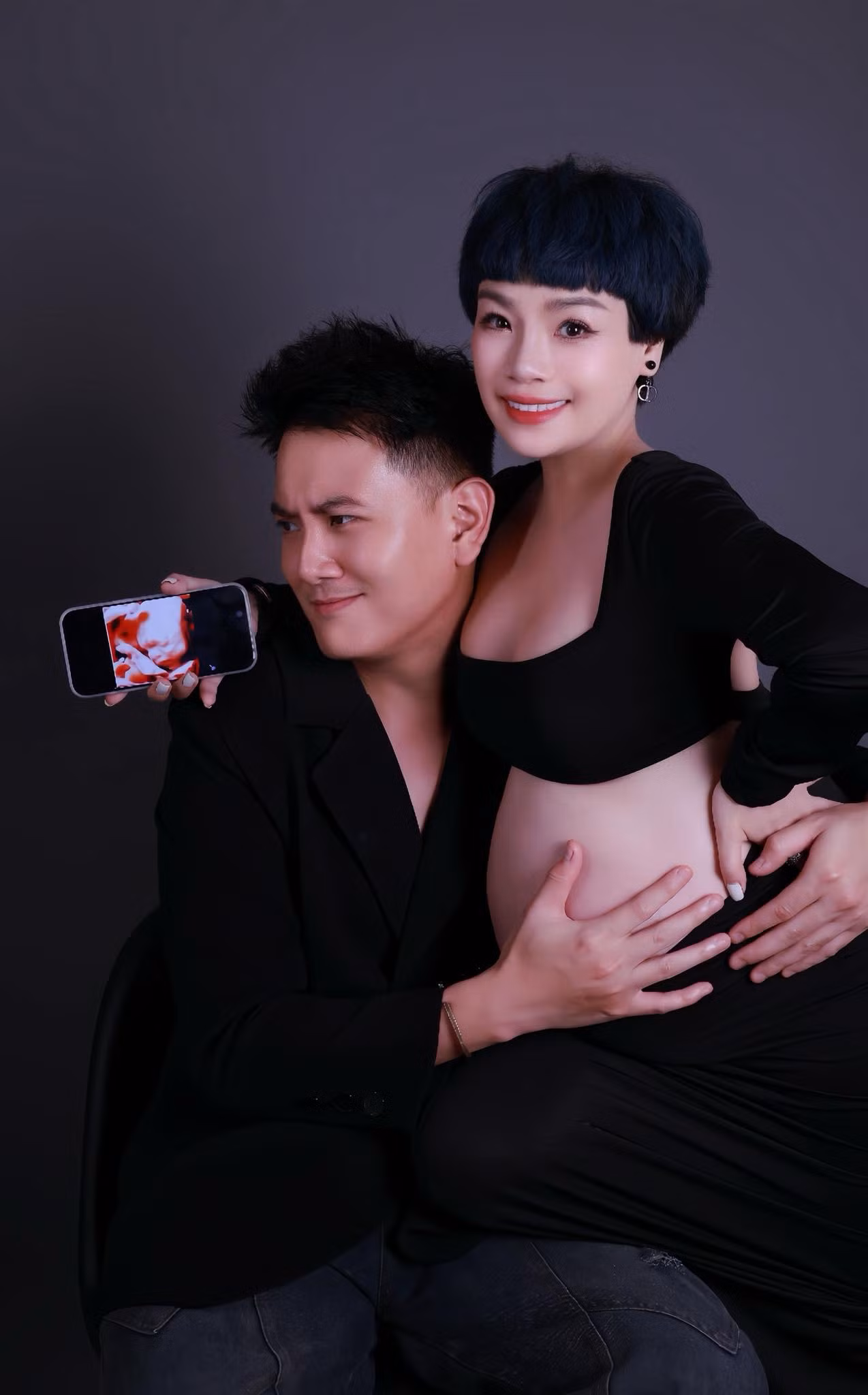 Nhân Quốc tế Thiếu nhi, ca sĩ Ngọc Khuê thông báo tin mang thai 30 tuần với bạn trai kém tuổi, nhà sản xuất âm nhạc Huy Ngô. Chuyện tình cảm của cặp đôi mới công khai vào đầu năm nay. Ngọc Khuê còn có một con trai 18 tuổi từ cuộc hôn nhân trước.