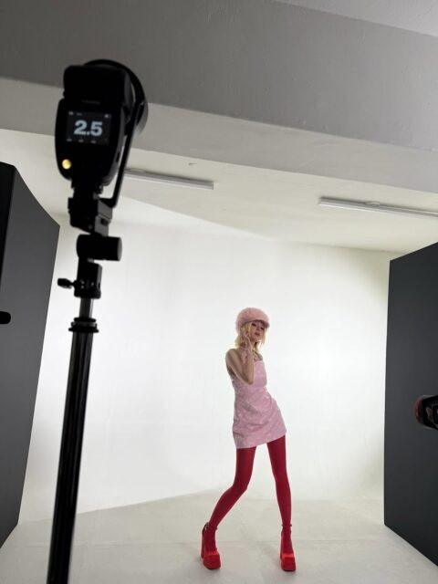 Tất quần màu đỏ khiến Somi trở thành đề tài gây tranh cãi. Ảnh: IG.