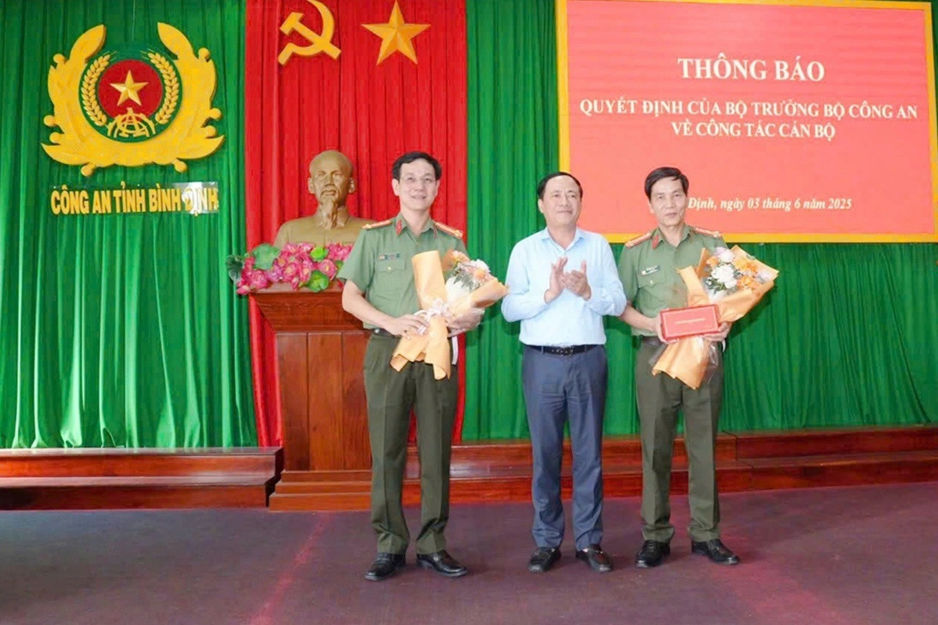 Chủ tịch UBND tỉnh Bình Định tặng hoa chúc mừng Đại tá Võ Đức Nguyện (trái) và Đại tá Ngô Cự Vinh. Ảnh: Công an tỉnh Bình Định. Chủ tịch UBND tỉnh Bình Định tặng hoa chúc mừng Đại tá Võ Đức Nguyện (trái) và Đại tá Ngô Cự Vinh. Ảnh: Công an tỉnh Bình Định.