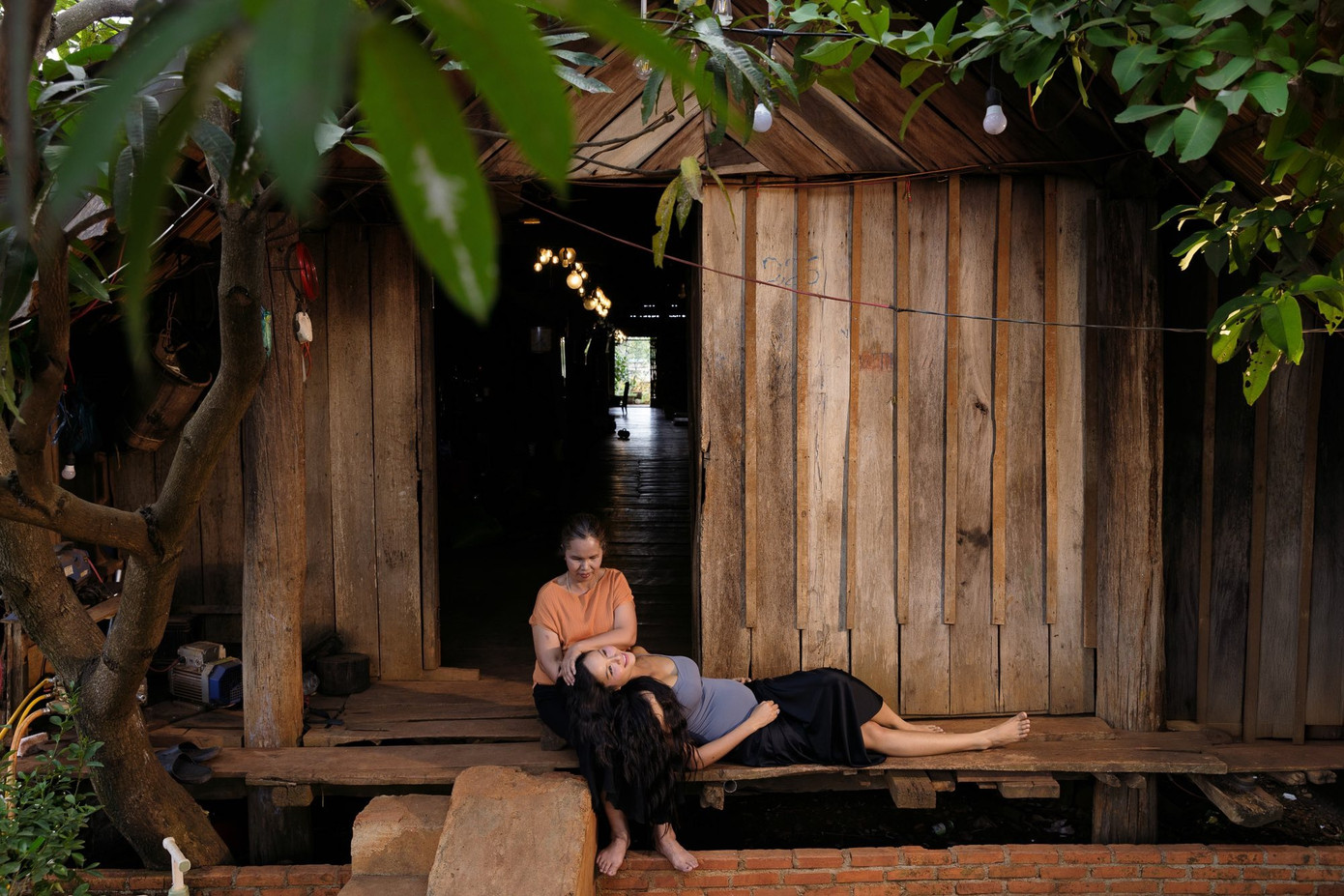 &quot;Mẹ thương con, tình thương đó con tiếp tục gửi gắm cho con của mình. Tình thương không mất đi bao giờ… Mừng ngày Quốc tế Thiếu nhi 1/6&quot;, H&apos;Hen Niê trải lòng.