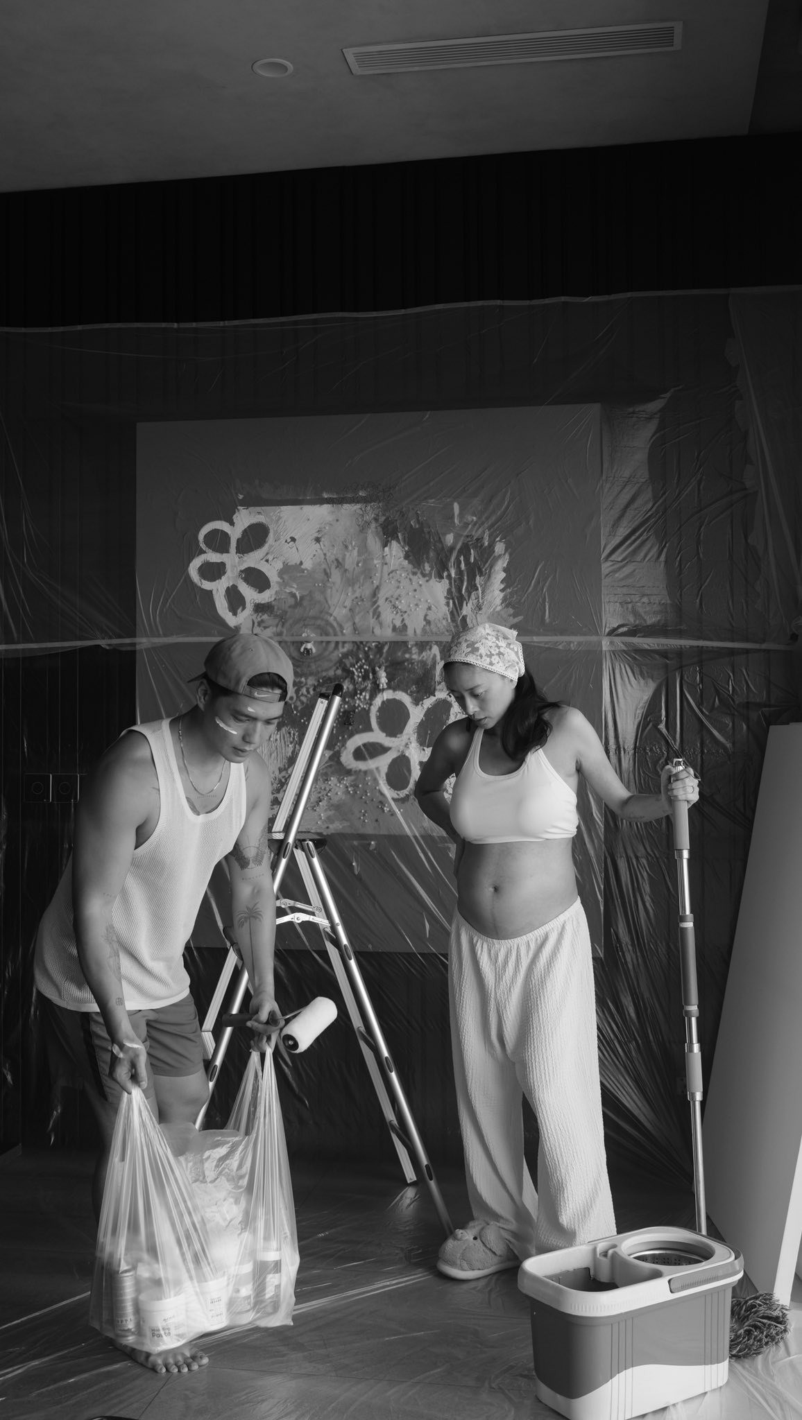 Trưa 1/6, Ngô Thanh Vân chia sẻ bộ ảnh về khoảnh khắc đời thường giữa cô và chồng, Huy Trần, trong thời gian thai kỳ. Cô gây chú ý với lời nhắn dành cho em bé chưa chào đời nhân dịp Quốc tế Thiếu nhi đầu tiên của cô trong vai trò người mẹ: &quot;Chào mừng sự có mặt của con trong cuộc đời ba mẹ. Thời gian qua cơ thể mẹ như đi tàu lượn siêu tốc với đủ thứ tình huống ngược xuôi mà mẹ chưa từng trải qua. Da dẻ mẹ khô khan, sần sùi, bụng nứt nẻ, tóc rụng đi, rồi cơ thể đau nhức&quot;.