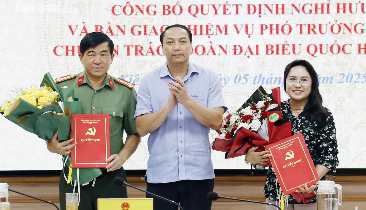 Phó Bí thư Thường trực Tỉnh ủy, Chủ tịch HĐND tỉnh Kiên Giang Lâm Minh Thành trao quyết định cho đồng chí Nguyễn Thị Kim Bé và Đại tá Nguyễn Văn Hận.