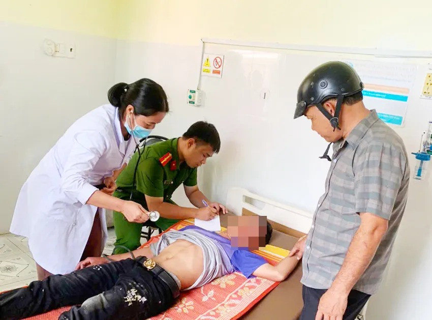 Đ.V.S. được kiểm tra sức khỏe tại Trung tâm Y tế huyện Kông Chro. Ảnh: CA.