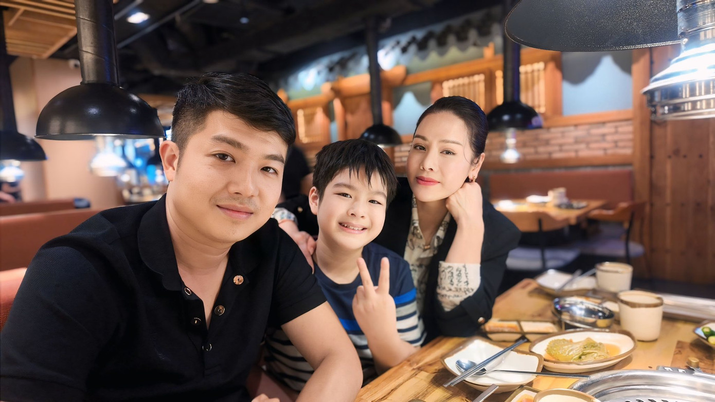 Nhật Kim Anh cùng chồng cũ, doanh nhân Bửu Lộc, dẫn con đi chơi ngày Quốc tế Thiếu nhi. Trước đó, hai người xảy ra kiện tụng ồn ào vì tranh chấp quyền nuôi con sau ly hôn. Dù Nhật Kim Anh thắng kiện, bé Bửu Long vẫn sống với nhà nội. Nữ ca sĩ từng chia sẻ không muốn tranh chấp qua lại vì con là người tổn thương nhiều nhất.