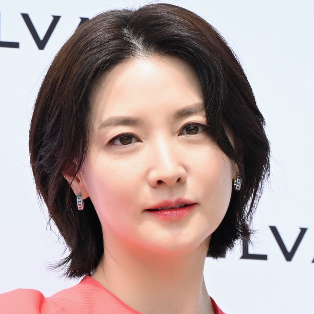 Lee Young Ae từng đối mặt với làn sóng phản đối của công chúng vì quyên tiền cho quỹ xây đài tưởng niệm Tổng thống Hàn Quốc đầu tiên. Ảnh: Dispatch.
