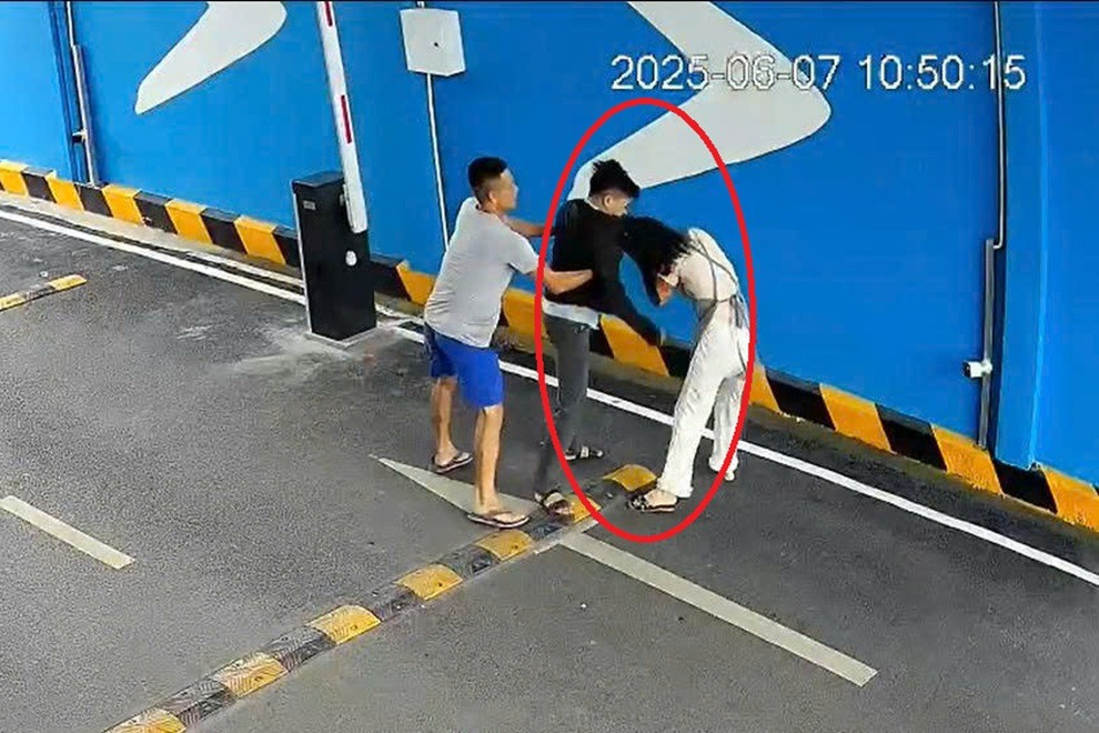 Người phụ nữ bị chồng túm tóc, đấm túi bụi vào mặt trước quán cà phê. Ảnh cắt từ clip. Người phụ nữ bị chồng túm tóc, đấm túi bụi vào mặt trước quán cà phê. Ảnh cắt từ clip.