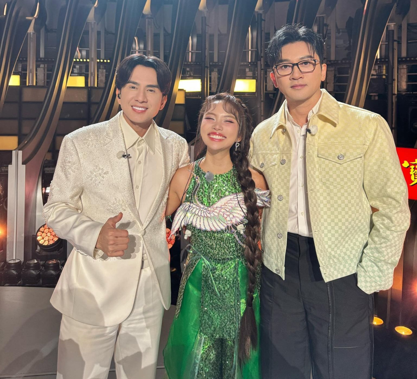 Phương Mỹ Chi cười tít mắt khi được chụp ảnh chung với Đan Trường và Tô Hữu Bằng.