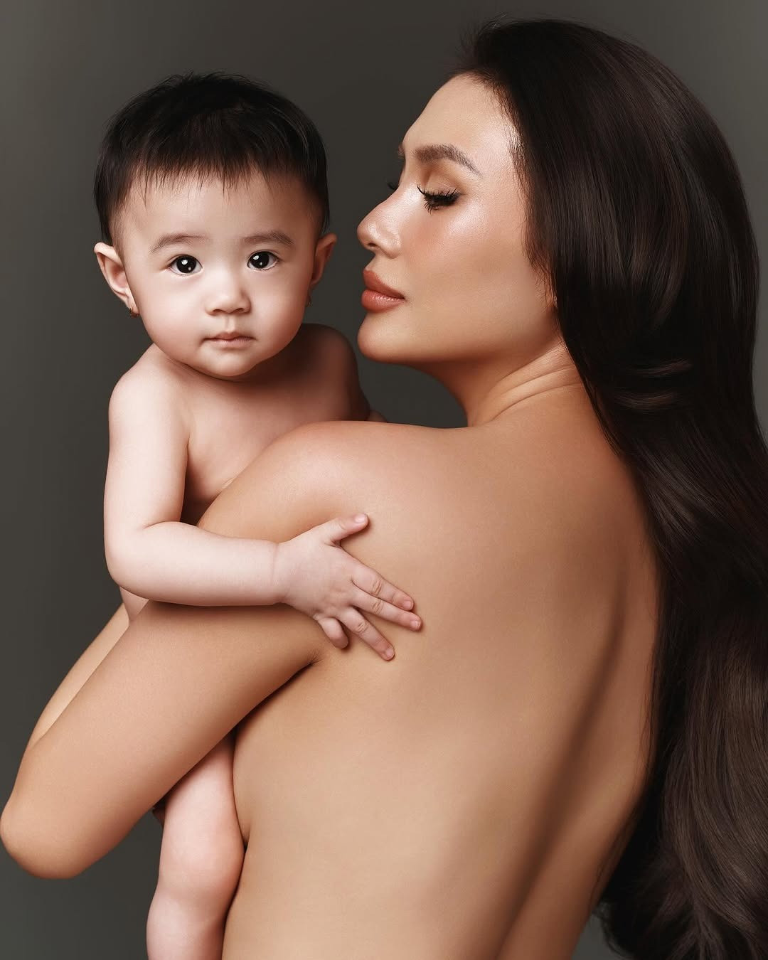 Siêu mẫu Võ Hoàng Yến kỷ niệm ngày Quốc tế Thiếu nhi đầu tiên của con trai, bé Nubi (8 tháng tuổi), bằng bộ ảnh hai mẹ con. Võ Hoàng Yến muốn gửi gắm thông điệp tình mẫu tử là thứ tình cảm thiêng liêng, đẹp đẽ.