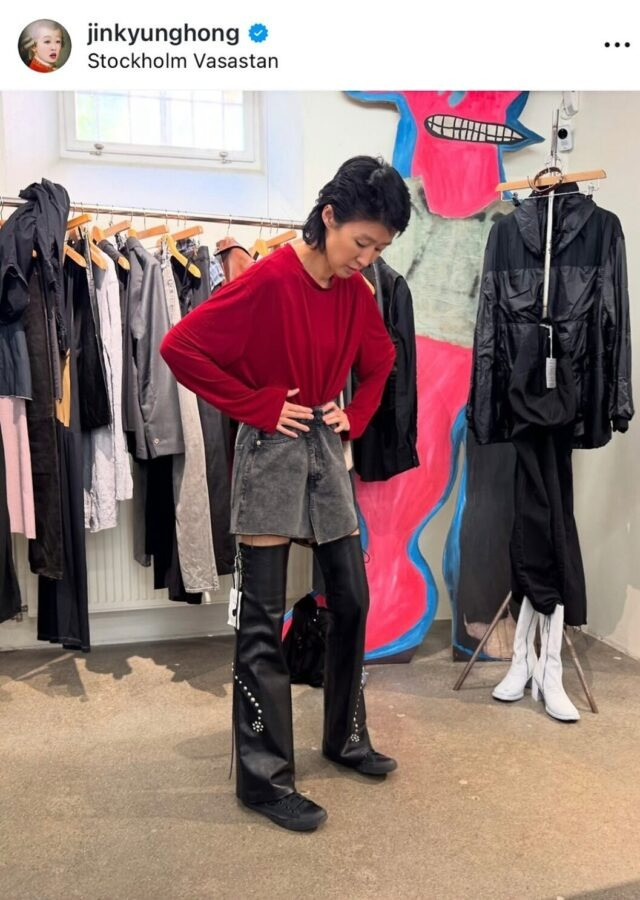 Chiếc áo đỏ khiến Hong Jin Kyung bị công chúng Hàn Quốc dọa tẩy chay.