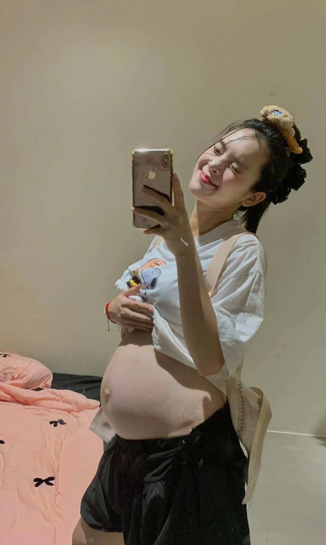 Quỳnh Lương khoe bụng bầu tháng thứ 7, còn đòi quà tết thiếu nhi từ chồng thiếu gia.