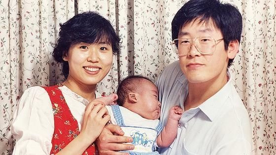 Ảnh chụp vợ chồng tân Tổng thống Hàn Quốc lúc còn trẻ. Ảnh: Korea Times.