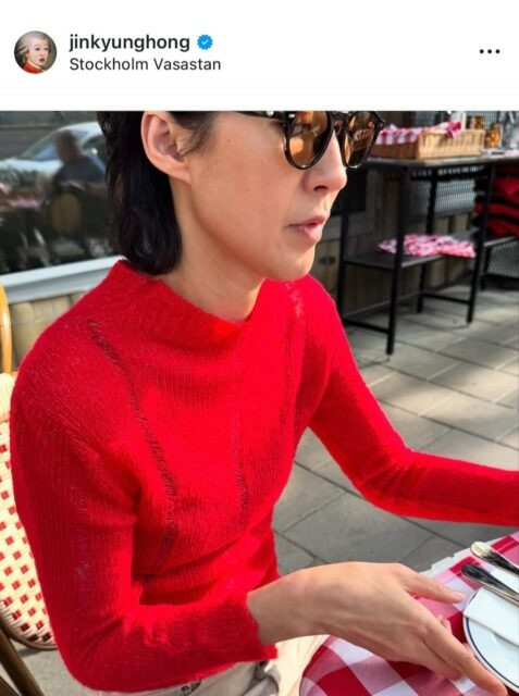 Chiếc áo đỏ khiến Hong Jin Kyung bị công chúng Hàn Quốc dọa tẩy chay.