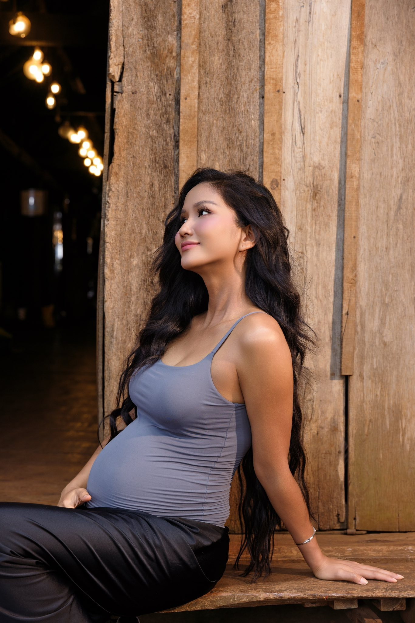 Hoa hậu H&apos;Hen Niê khoe bụng bầu trong video quay cùng mẹ ở quê nhà Đắk Lắk. Người đẹp sinh năm 1992 trân trọng sự tiếp nối thế hệ. Theo cô, điều đọng lại giữa dòng chảy cuộc đời là tình cảm gắn bó của thành viên trong gia đình với nhau.