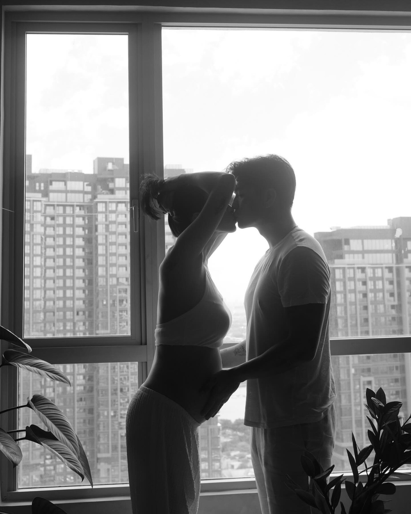 Huy Trần cũng có động thái tương tự vợ, kèm dòng chia sẻ bằng tiếng Anh: “Mặc dù chúng ta chưa gặp nhau, ba chỉ cảm nhận được những điệu nhảy nhỏ bé của con dưới làn da của mẹ, con đã viết lại thế giới của chúng ta bằng từng cú đá nhẹ. Mẹ và ba đếm ngược từng ngày với trái tim đong đầy hạnh phúc, chờ đợi để nắm giữ phép màu nhỏ bé đã thay đổi tất cả”.