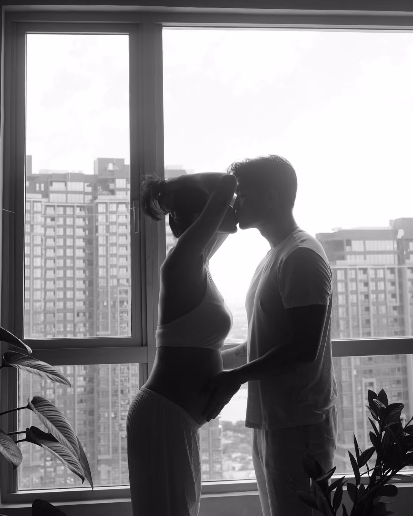 Huy Trần cũng có động thái tương tự vợ, kèm dòng chia sẻ bằng tiếng Anh: “Mặc dù chúng ta chưa gặp nhau, ba chỉ cảm nhận được những điệu nhảy nhỏ bé của con dưới làn da của mẹ, con đã viết lại thế giới của chúng ta bằng từng cú đá nhẹ. Mẹ và ba đếm ngược từng ngày với trái tim đong đầy hạnh phúc, chờ đợi để nắm giữ phép màu nhỏ bé đã thay đổi tất cả”.