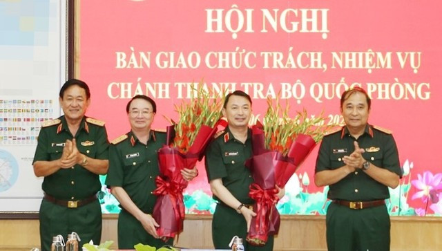 Thượng tướng Võ Minh Lương và Thượng tướng Phùng Sĩ Tấn tặng hoa chúc mừng Trung tướng Lê Đình Thương và Trung tướng Nguyễn Quốc Duyệt. Ảnh: QĐND. Thượng tướng Võ Minh Lương và Thượng tướng Phùng Sĩ Tấn tặng hoa chúc mừng Trung tướng Lê Đình Thương và Trung tướng Nguyễn Quốc Duyệt. Ảnh: QĐND.