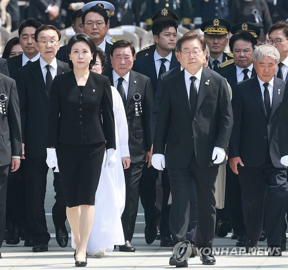 Đệ nhất phu nhân Hàn Quốc Kim Hye Kyung thu hút sự chú ý lớn khi xuất hiện cùng chồng. Ảnh: Yonhap.