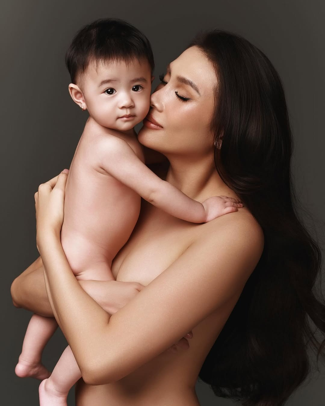 Siêu mẫu Võ Hoàng Yến kỷ niệm ngày Quốc tế Thiếu nhi đầu tiên của con trai, bé Nubi (8 tháng tuổi), bằng bộ ảnh hai mẹ con. Võ Hoàng Yến muốn gửi gắm thông điệp tình mẫu tử là thứ tình cảm thiêng liêng, đẹp đẽ.