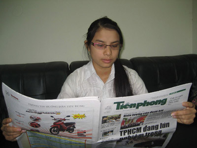 Phạm Thị Bích đọc bài viết về mình đăng trên Tiền Phong