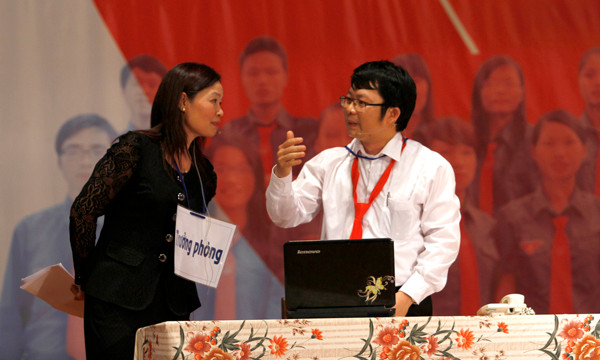 Còn phần thi tài năng, nhiều đội thi đã thể hiện các tiểu phẩm, khả năng thơ ca, hát múa… Trong ảnh tiểu phẩm Trường đào tạo siêu sao