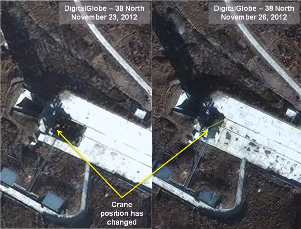 Một ảnh khác chụp ngày 26 tháng 11 cũng cho hiển thị, giai đoạn hai của tiến trình chuẩn bị phóng tên lửa đã được thực hiện (ảnh phải). Ảnh vệ tinh này cho thấy vị trí của cần trục tại bệ phóng đã thay đổi. 