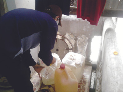 Đầu nậu đang pha methanol vào can xăng để đi giao cho các cửa hàng. Ảnh: Gia Huy