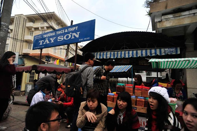 Từ khi nổi tiếng trên mạng, cửa hàng bánh tráng trộn của Lưu Hoài Bảo Chi lúc nào cũng đông khách. 