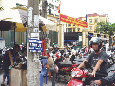 Có bảng giá, nhưng điểm trông xe trước BV Phụ sản T.Ư vẫn thu giá cao Ảnh: T. Đảng