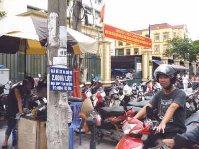 Có bảng giá, nhưng điểm trông xe trước BV Phụ sản T.Ư vẫn thu giá cao Ảnh: T. Đảng
