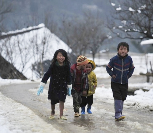 Trẻ con ở Sapa cười toe quanh các con đường phủ tuyết. Ảnh: Tạp chí Guu.vn