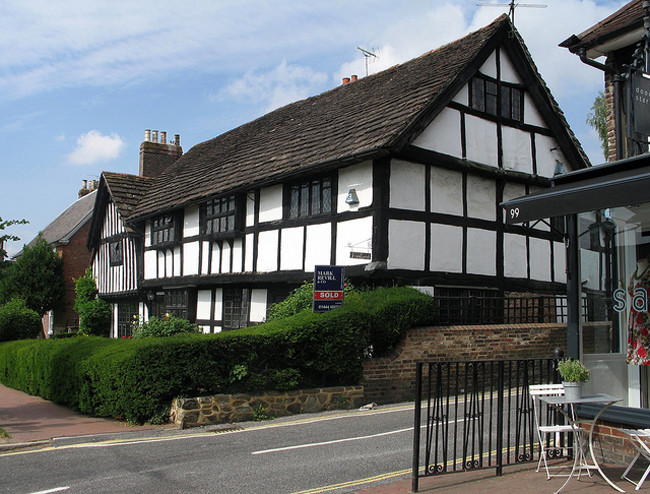 Hầu hết các ngôi nhà nơi đây đều đã trăm tuổi