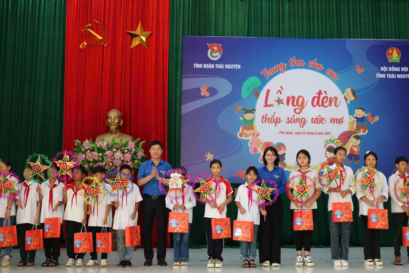 Anh Lê Hải Long - Trưởng ban Công tác Thiếu nhi T.Ư Đoàn, Phó chủ tịch thường trực Hội đồng Đội Trung ương và chị Phạm Thị Thu Hiền - Phó Bí thư phụ trách Tỉnh Đoàn Thái Nguyên trao quà Trung thu cho các em thiếu nhi.