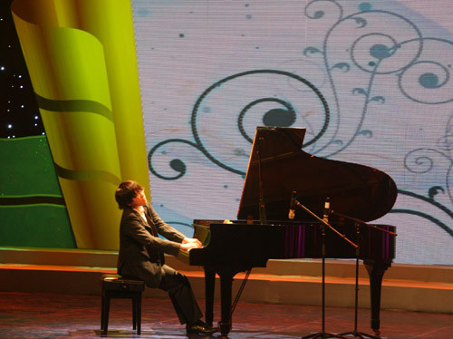 Lưu Hồng Quang trình diễn trong lễ tuyên dương