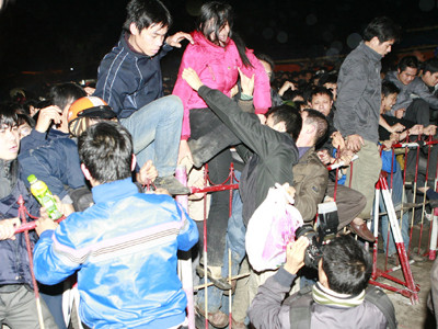 Một cảnh hỗn loạn trong đêm khai ấn