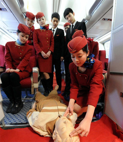 Các học viên thực hành cứu hộ. Để phục vụ những hành khách bị ốm đột xuất trên máy bay, công tác cứu thương ban đầu là bài học bắt buộc với tiếp viên hàng không