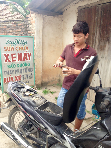 Hiệp trở lại với công việc sửa xe thường ngày