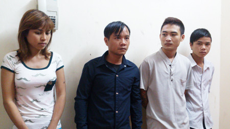 Thu đã lôi cả bạn trai (thứ 2 từ phải qua) và hai anh em ruột vào vòng lao lý