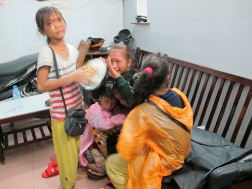 Các cháu bé sợ hãi, khóc khi được đưa về trụ sở công an làm việc